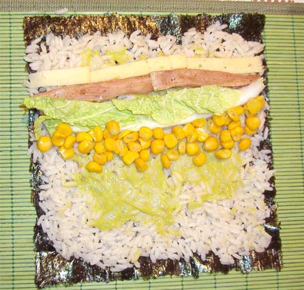 суши ролл инсайд с лососем и кукурузой